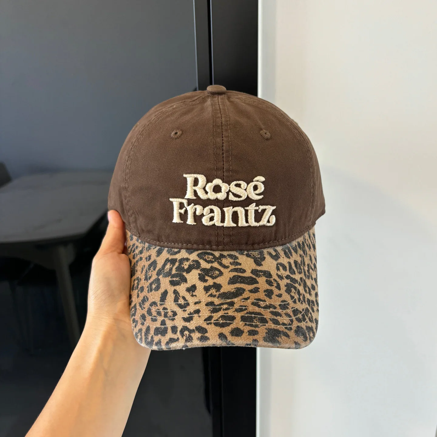 Streetwear Leopard Print Brim Letter Embroidered Baseball Cap Unisex Adjustable Hip Hop Sun Hat for Men Women Daily Wear