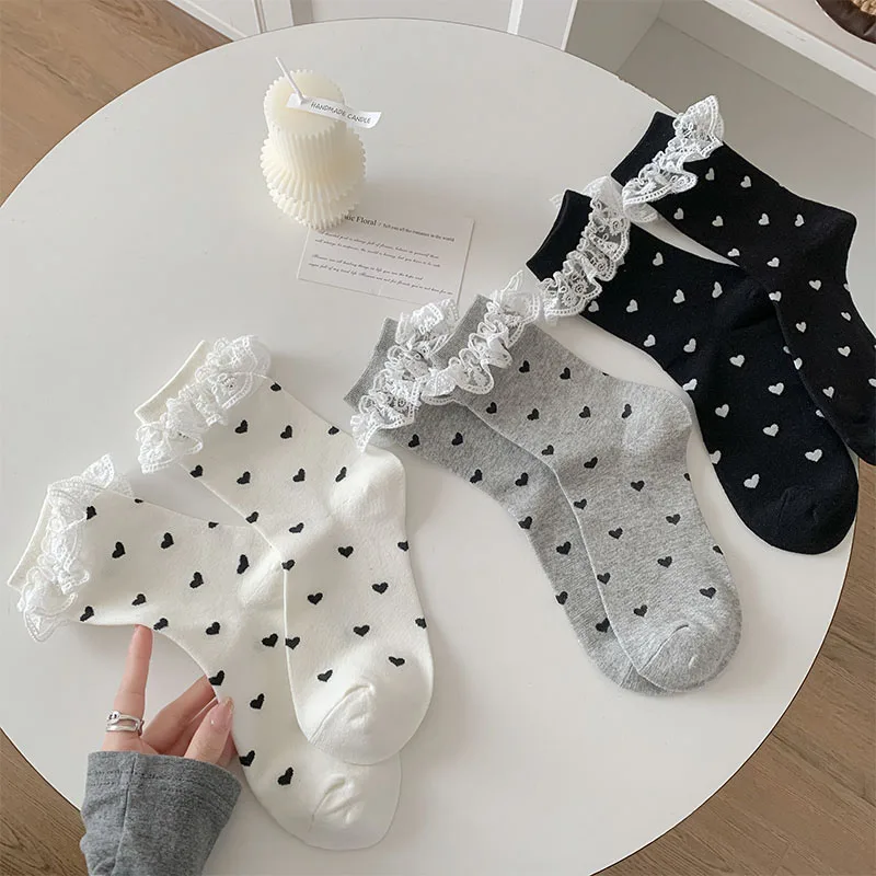 Calcetines de princesa bonitos Kawaii de Lolita para mujer, calcetines largos estilo puntos en negro, blanco y gris, calcetines con volantes de encaje con estampado de corazón