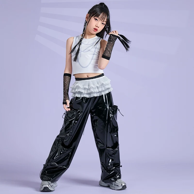 2025 موضة قاعة الرقص الهيب هوب أزياء رقص للفتيات سترة بيضاء السراويل السوداء وتتسابق ملابس أداء رقص الجاز DQS19493
