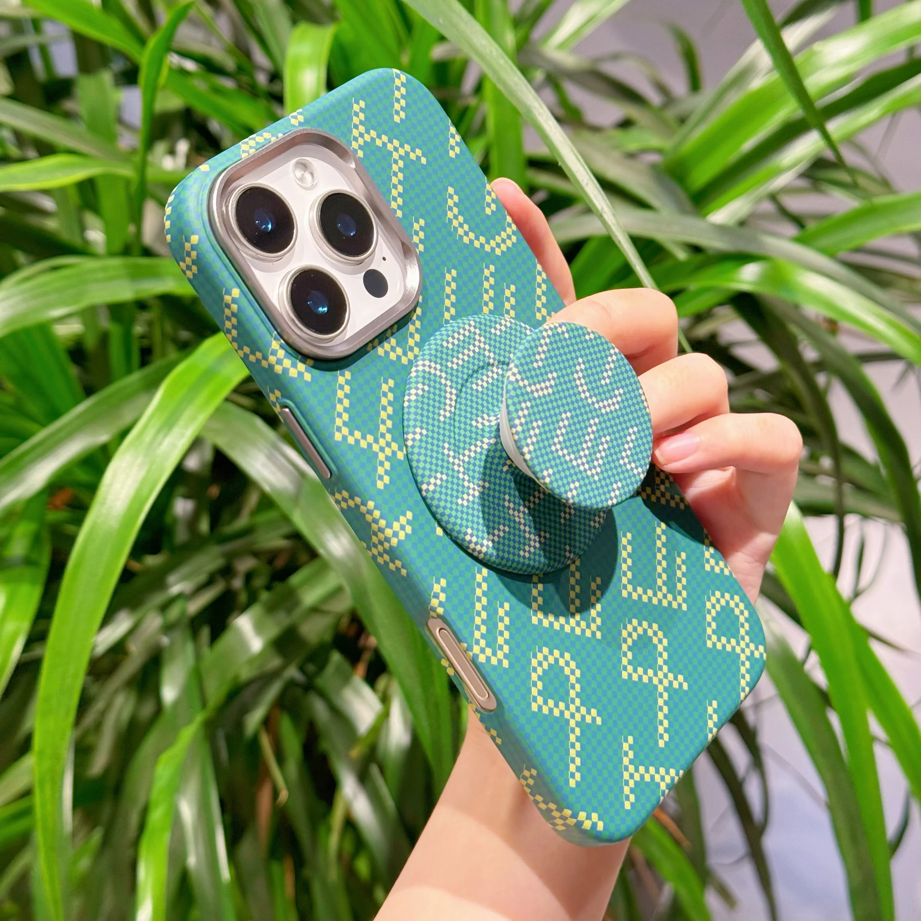 

Unique Carbon Fiber Texture Letter Cover For iPhone 16 15 14 Pro Max Ultra-Thin Kevlar Pattern Shockproof Popped Holder Cover