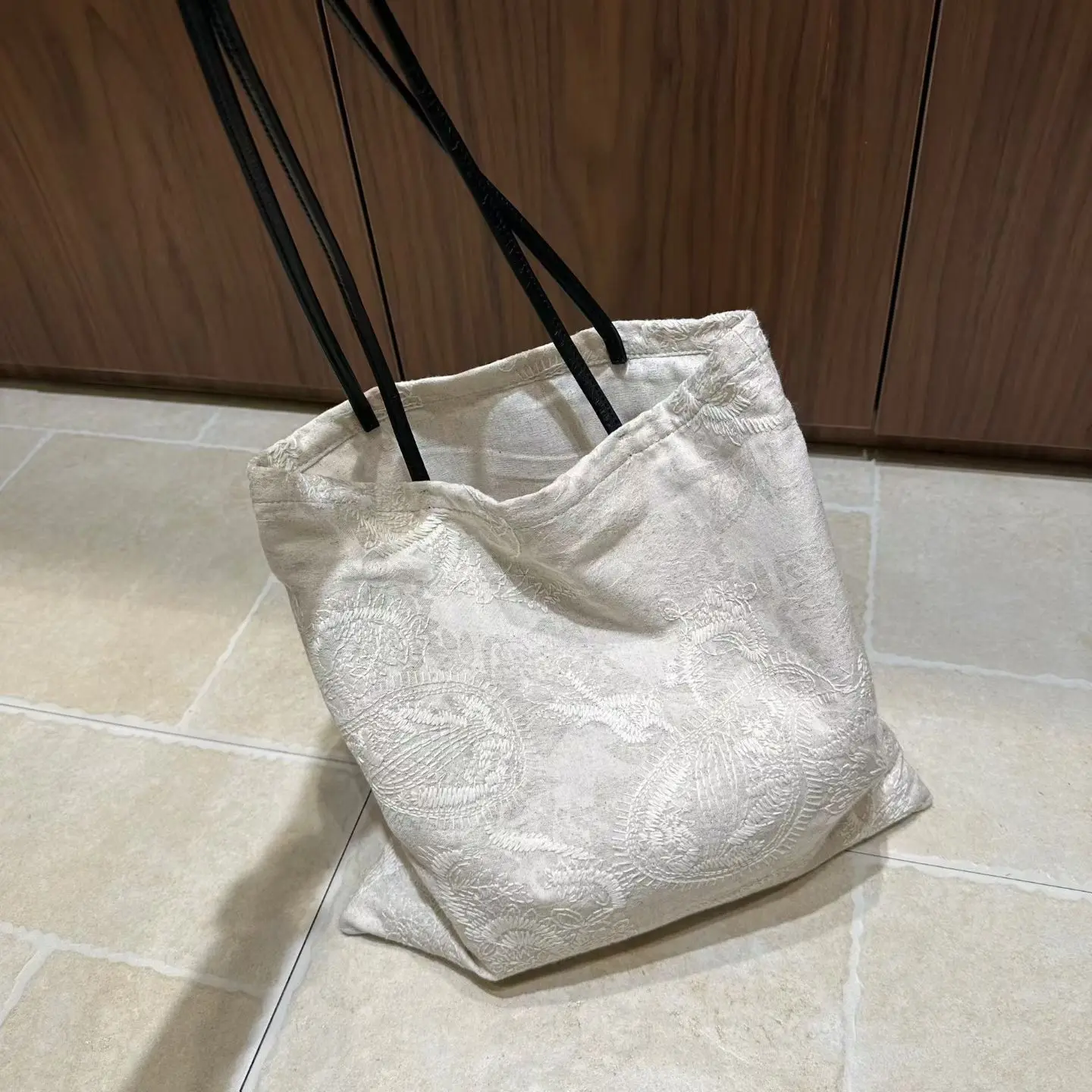 borsa-da-donna-alla-moda-2026-nuovo-stile-versatile-di-alta-gamma-con-ricamo-in-canapa-e-pelle-bovina-stile-casual-di-tendenza