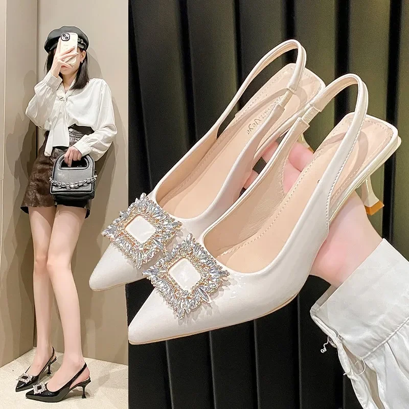 

2025 новые модные черные пикантные сандалии Baotou из лакированной кожи, женские французские туфли на шпильке с квадратной пряжкой после пустых одиночных туфель