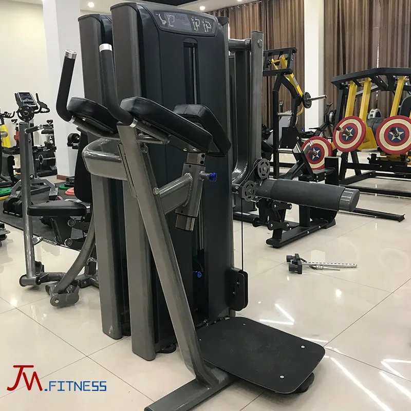 เครื่องออกกำลังกายแบบนั่งสำหรับบริหารกล้ามเนื้อไบเซ็ปส์ในยิมเชิงพาณิชย์