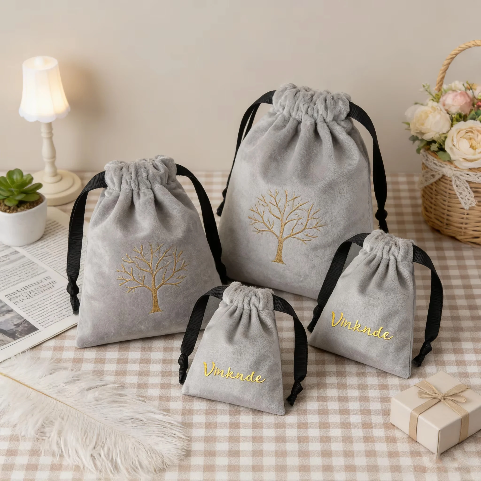 

Flannel Velvet Grey Rose Pouch Gift Drawstring Bag Wholesale Custom Logo 8x10cm Packaging Jewelry Earrings Makeup Storage Pouch