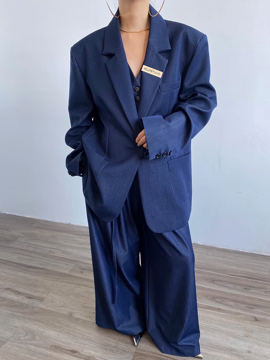 

Женский синий костюм-тройка: пиджак, брюки с широкими штанинами и футболка с V-образным вырезом. Осенний модный уличный стиль, прямой крой, длинный рукав.