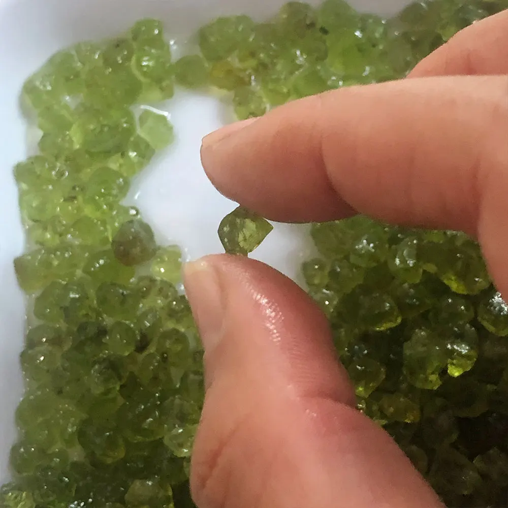 20g/Pack Natural Peridot Olivine Quartz Crystals Raw Stone Chips Gravel Gemstone Home Decoration Aquarium Fengshui Healing Reiki view 2