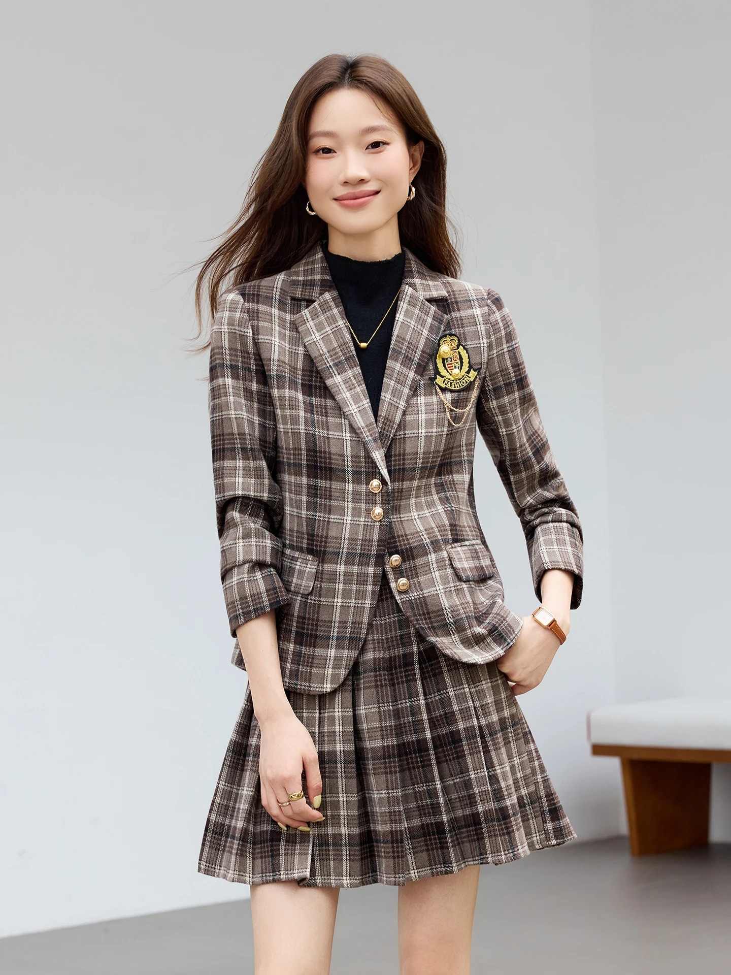 

Повседневный женский костюм в клетку: пиджак и брюки. Весенне-осенний, высококачественный, элегантный, во французском стиле. Комплект для создания легкого люксового образа.