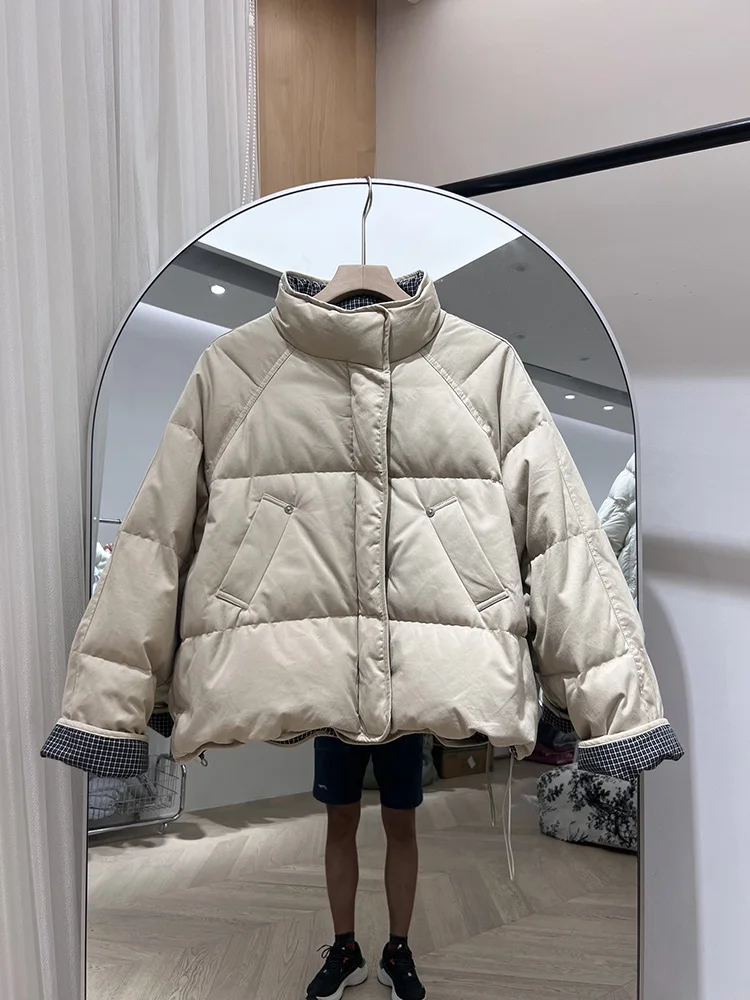 سترة بياقة واقفة للنساء 2025 النسخة الكورية الجديدة نمط قصير متقلب الربط الخبز الأبيض بطة أسفل سترة