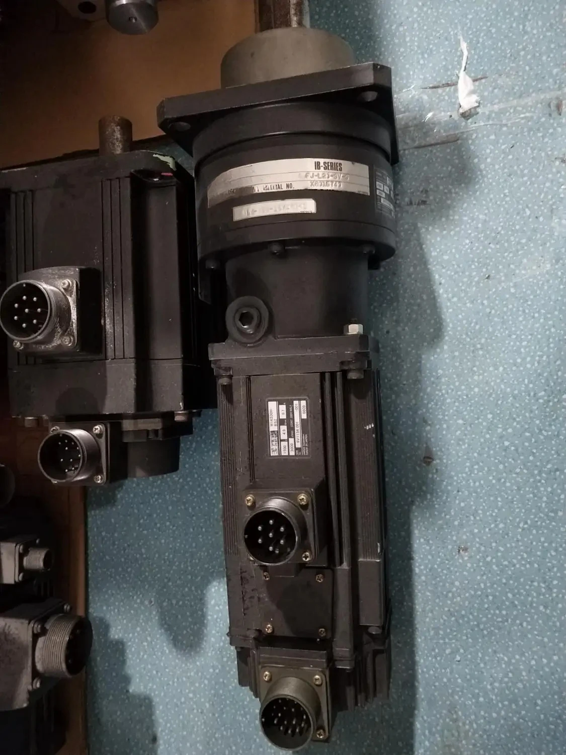 R88M-W1K530H-BS2   SERVO MOTOR ,   In good working condition, free shipping  A