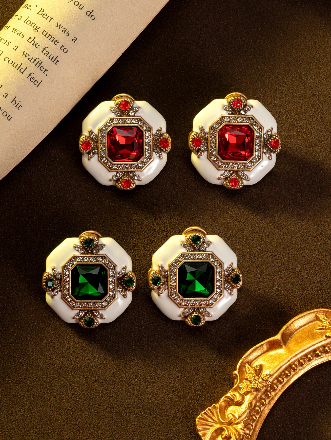 Second-Hand Vintage European and American Luxury Earrings with Rhinestones in Two Colors, Suitable for Women's Daily Wear, and Can Be Given as a Birthday Gift to a Girlfriend