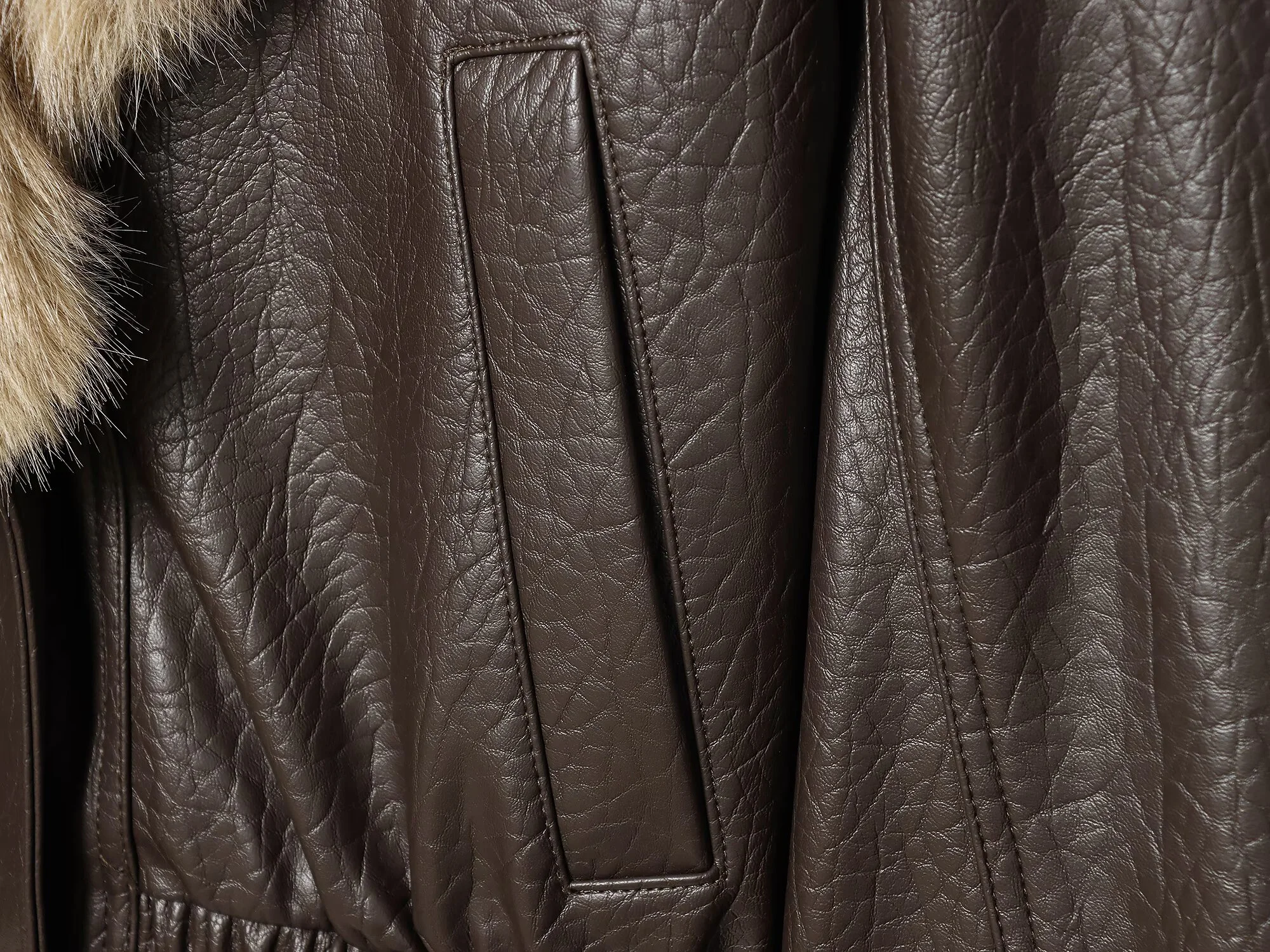 سترة نسائية شتوية جديدة لعام 2025 عصرية ومتعددة الاستخدامات وبسيطة وفضفاضة من الجلد الصناعي مع ياقة من الفرو قابلة للفصل #5