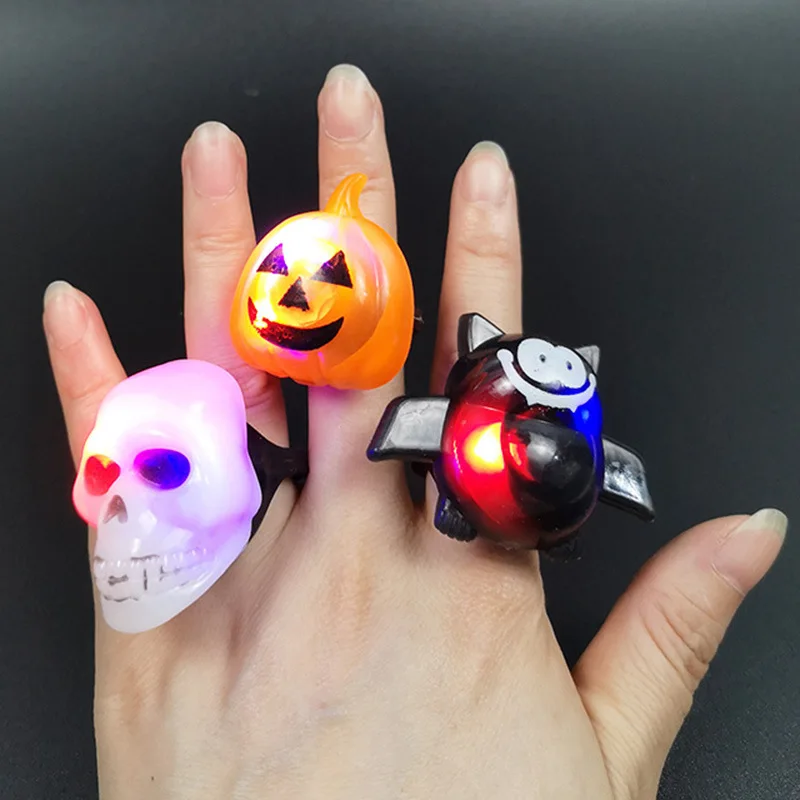 1 Pcs Novelty Funny Halloween Light-up Ring Plastic Pumpkin Light Ring Bat Skull Ring Children's Halloween Prank Toy Ring