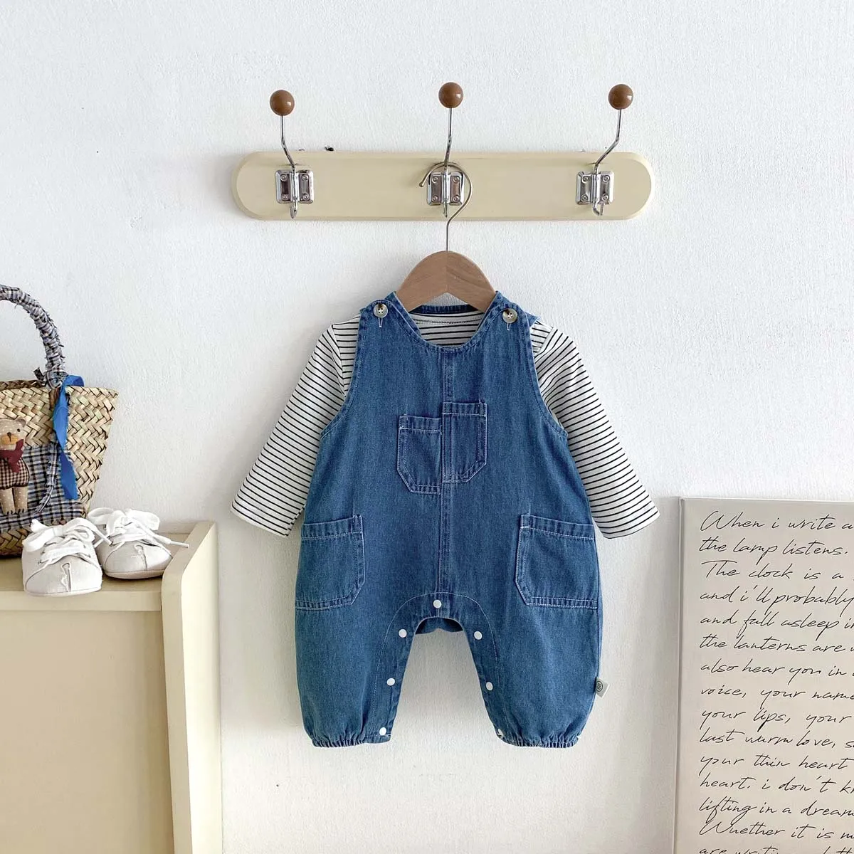 

Korean autumn baby striped T-shirt Denim strap pants 2 pieces suit, baby autumn fashion Denim 2 pieces suit, very suitable for g