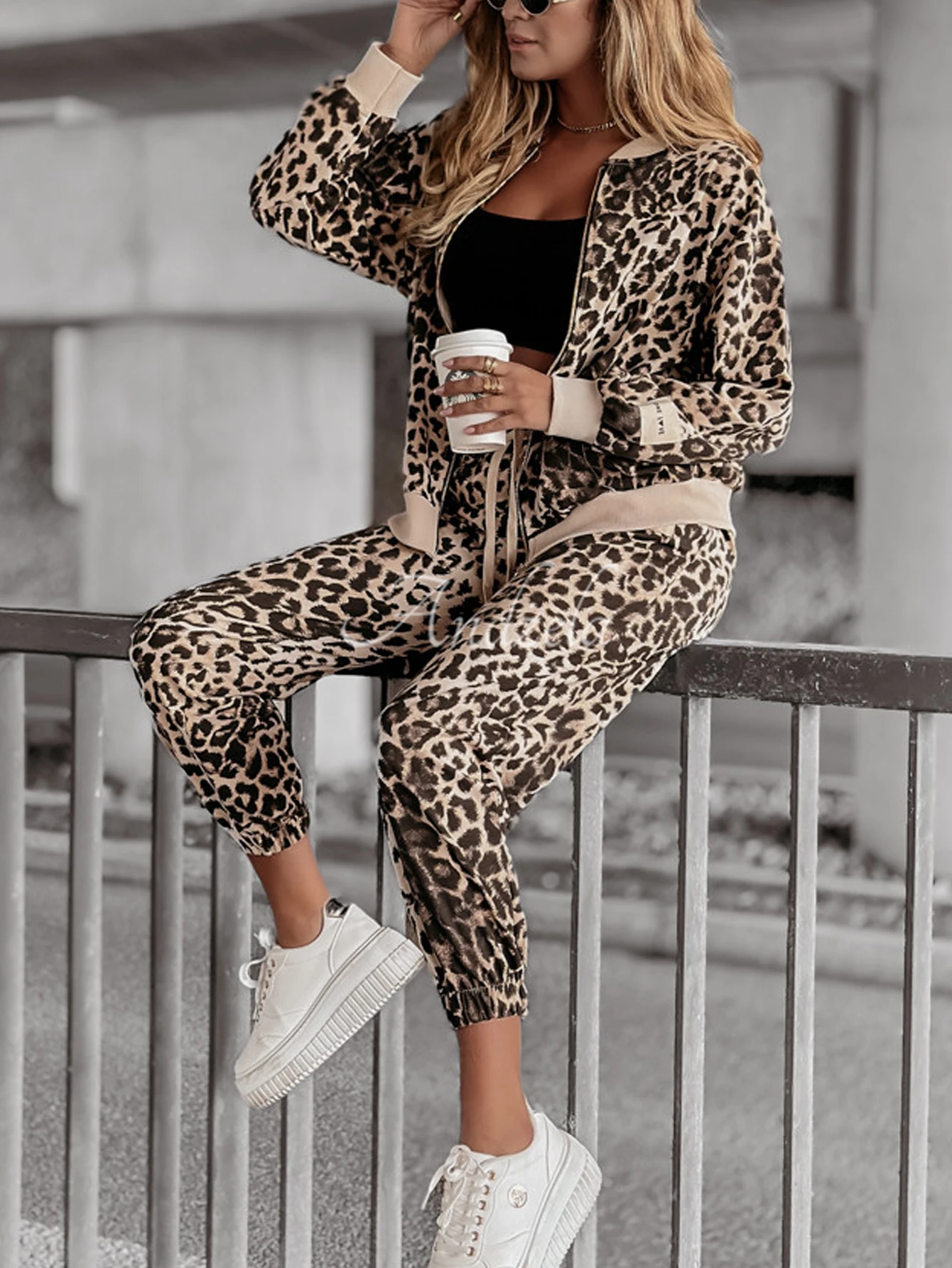 ชุดกางเกงขายาวพิมพ์ลายดอกไม้แฟชั่นหรูหราสำหรับสุภาพสตรี สไตล์เรียบง่าย ทันสมัย ใช้งานได้หลากหลาย สินค้ามาใหม่ สไตล์ยุโรป