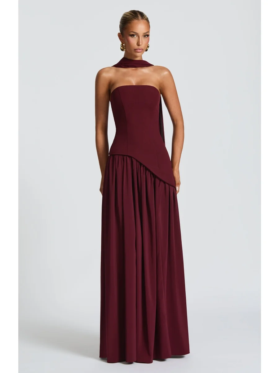 Vestido largo sin tirantes, con cinturón tipo choker, espalda con cordones, abertura alta, plisado, corte fluido, ideal para eventos formales, fiestas de noche, bailes de graduación, bodas y como vestido para invitadas.