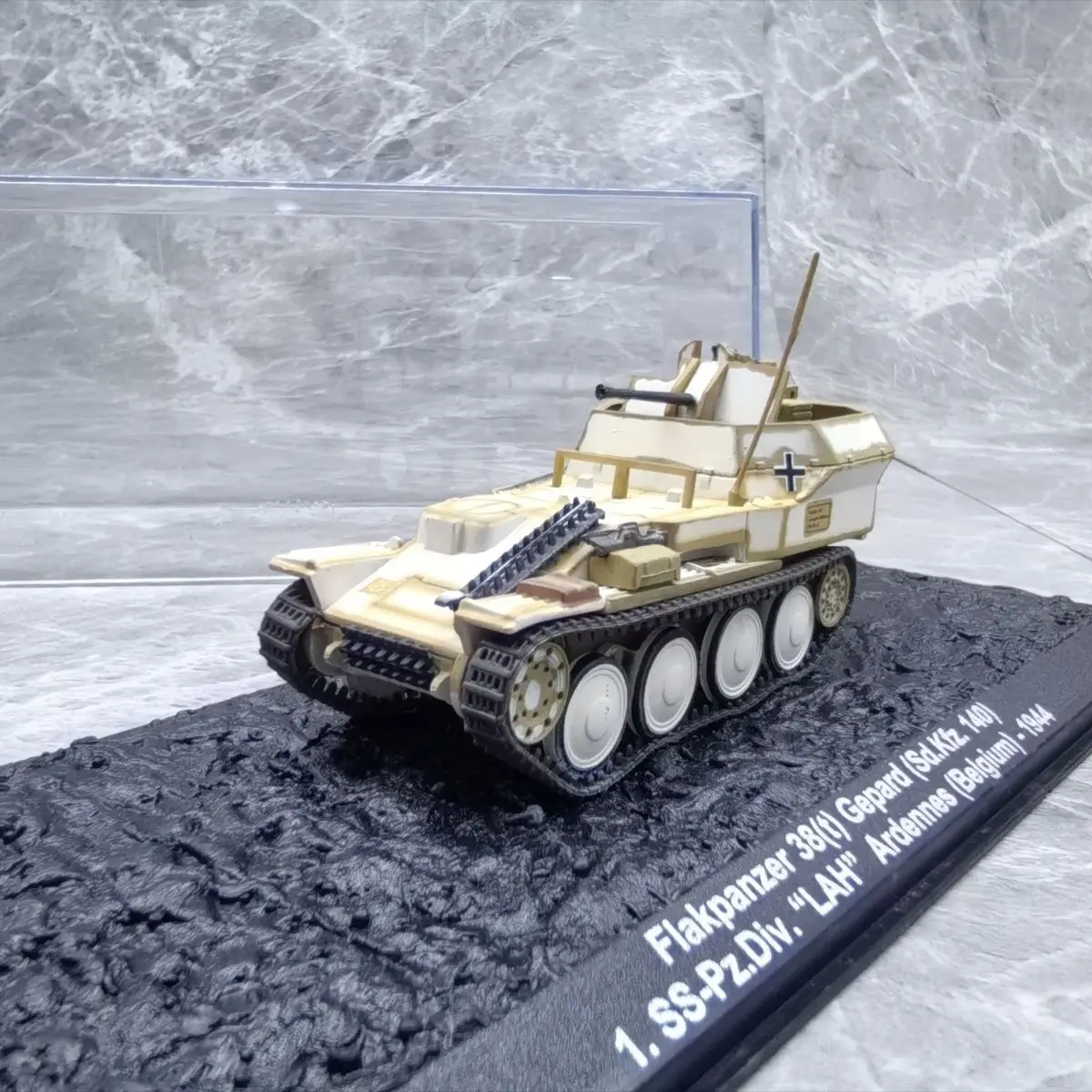 

Модель немецкого зенитного автомобиля 38T 1944 года (1/72, сплав (основной корпус) + пластик) - сувенир/украшение