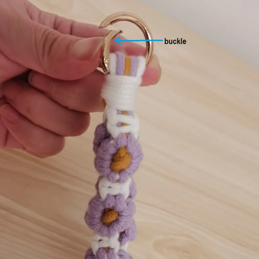 سلسلة مفاتيح معلقة على شكل زهرة الأقحوان يتم ارتداؤها على المعصم البوهيمي المنسوجة يدويًا على شكل زهرة سلسلة مفاتيح على شكل زهرة مزخرفة