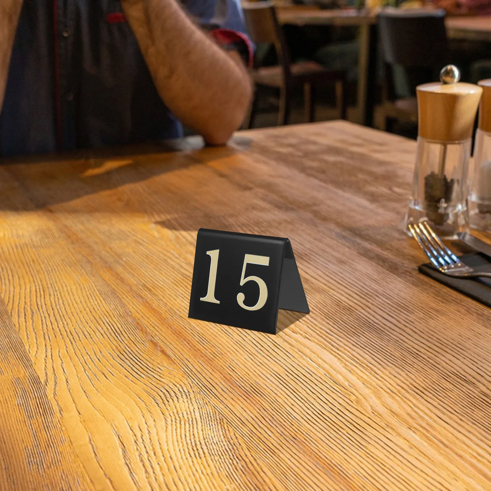 15 pièces, numéros de table compacts en acrylique, en forme de V, à double face, numéros noirs en relief à haute visibilité, pour restaurants, cafés, fêtes et événements.