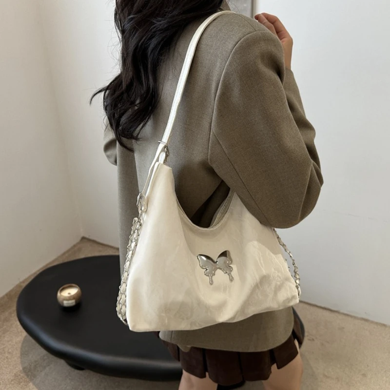 bolsa-hobo-texturizada-com-emblema-de-borboleta-em-metal-alca-de-corrente-bolsa-macia-e-leve-mochila-feminina-para-o-dia-a-dia-encontros-e-moda-urbana