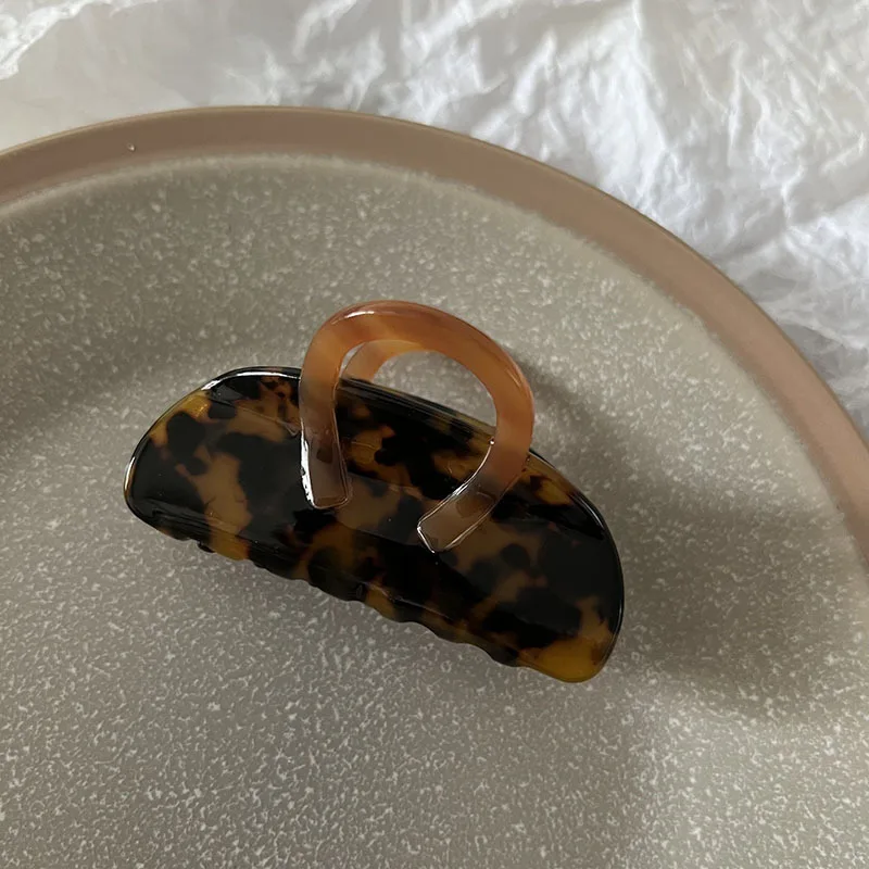 Hair Claw Clip Leopard Print Resin Strong Hold Non Slip Soft Women Hair Accessory for Daily Home Office Travel Hair Braids