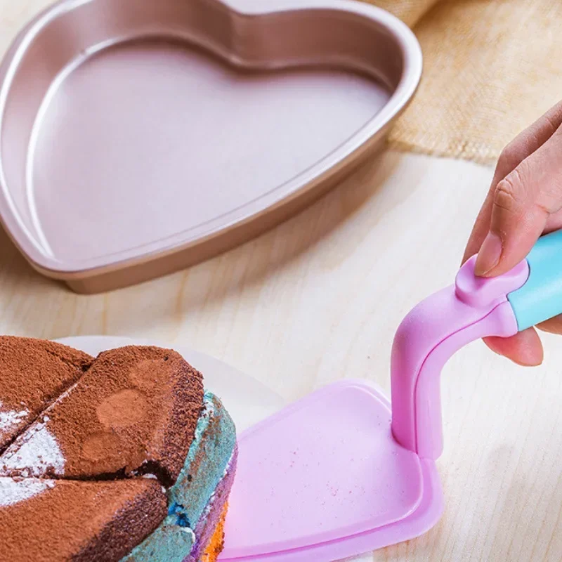 Push-Typ-Kuchenspatel mit langem Griff – funktioniert auch als Pizzaschneider, All-in-One-Küchenhelfer aus Kunststoff, leicht Kuchen und Pizza