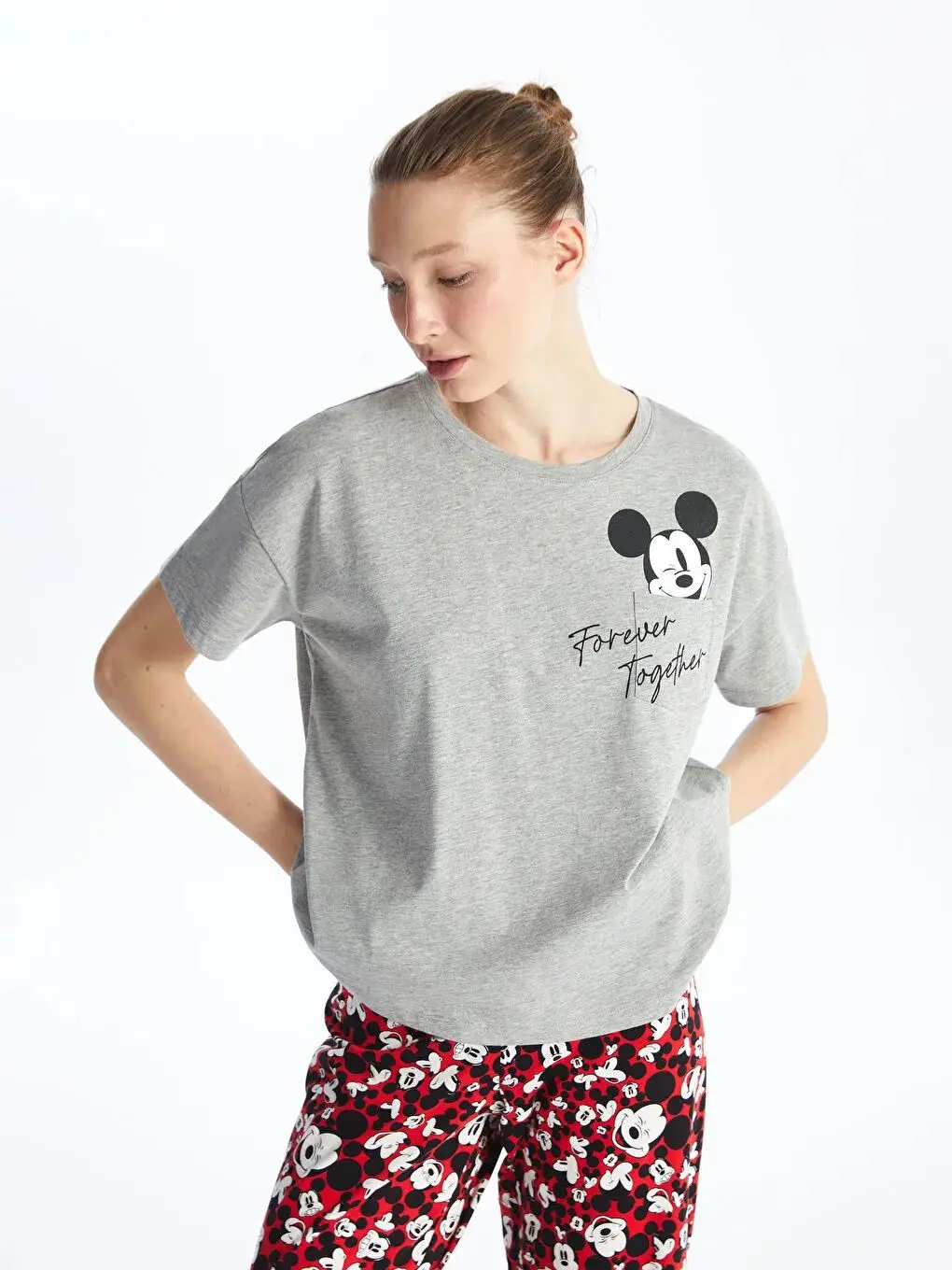 

Новая летняя футболка 2026 года из чистого хлопка, свободного кроя, спортивного стиля, с мультяшным дизайном «Микки Маус» Disney, «Навсегда вместе», белая, черная