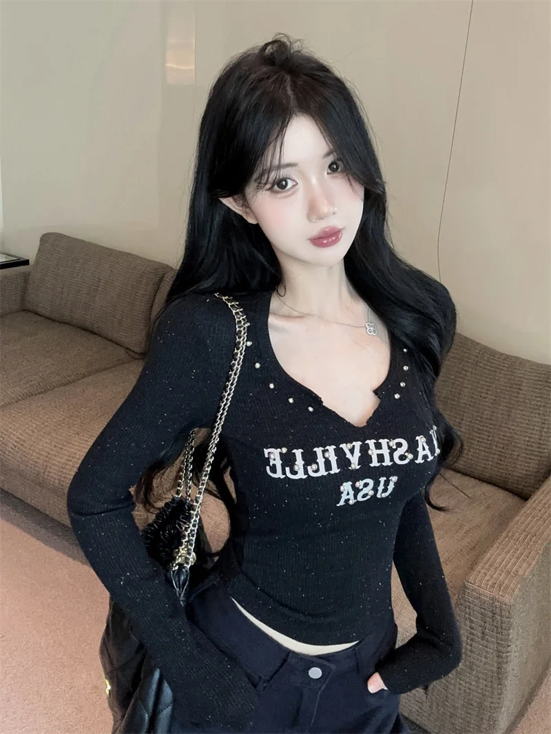 

Retro American Flash Letter Rivet Design Short V-neck Base Shirt Women's Inner Wear Sparkling Knitted Top for Autumn Winter
