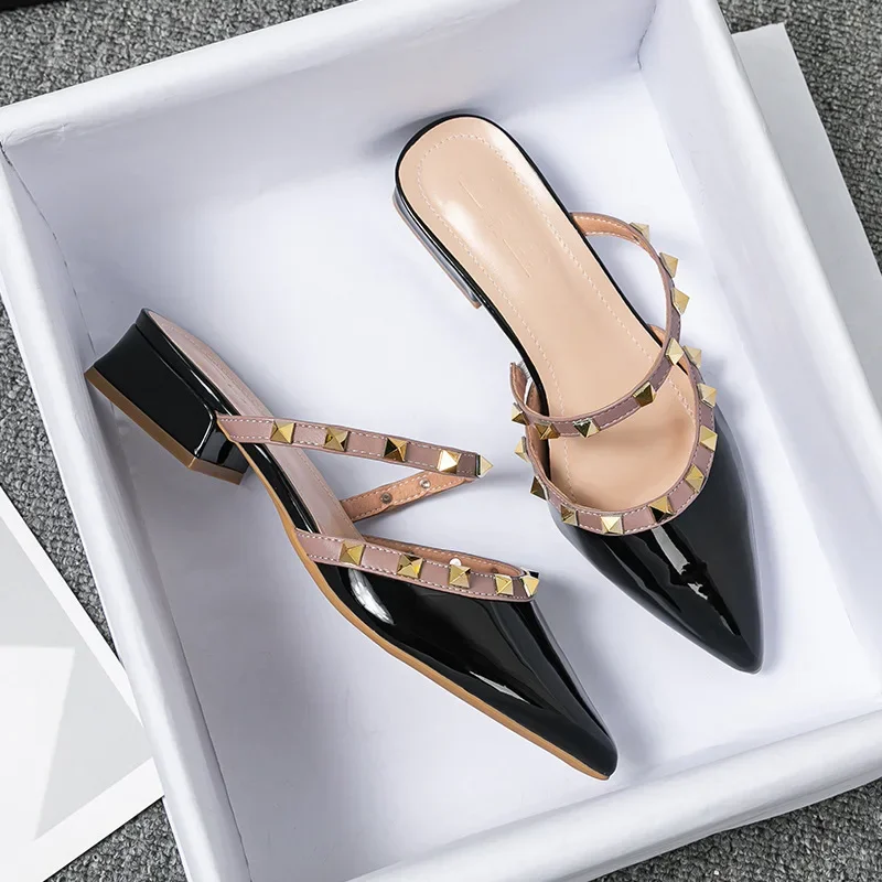 Chinelo Feminino de Verão 2026 com Bico Fino, Estilo Mule, Design com Rebites, Couro Envernizado, Tendência da Moda, Tamanhos Grandes 35-43