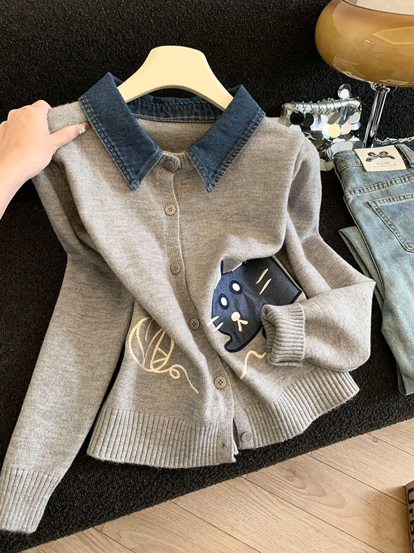 

Женский модный зимний теплый вязаный кардиган с эффектом двухслойности, с вышивкой мультяшного персонажа Эмили Клуд, с джинсовым воротником, длинный рукав