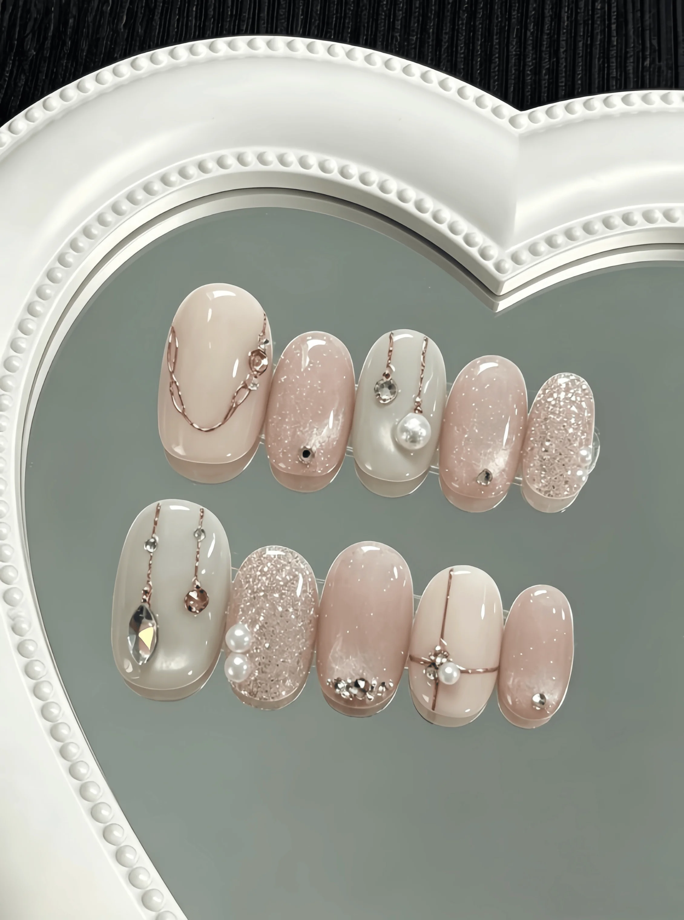 10 Pieces of Handmade Almond-Shaped Full-Cover Nail Tips, Medium-Length, with Nude Pink Fine Glitter and Cat-Eye Effect Base, Paired with Rose Gold Chain, Pearls, and Multi-Faceted Rhinestone Pendants, in a Gentle, Luxurious, and Pure Style, Suitable for Women and Girls, Perfect for Summer Vacations, Graduation Season, and as a Gift, Comes with 1 Piece of Jelly Glue and 1 Nail File