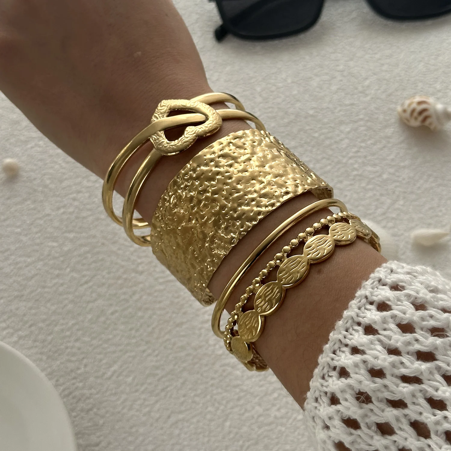 Vintage Korallenfarbene Edelstahl-Armreifen für Frauen, Seestern-Muschel-Fisch-Motiv, breiter Manschettenarmreif, Bohemian-Sommer-Handgelenkschmuck – Detail 7