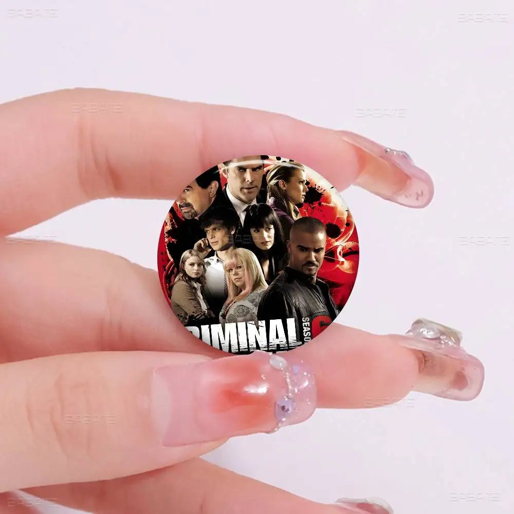 C-Criminal M-Minds TV دبابيس زر مستديرة شعار دبابيس الإبداعية على ظهره الملابس الديكور موضة الكرتون مجوهرات هدايا
