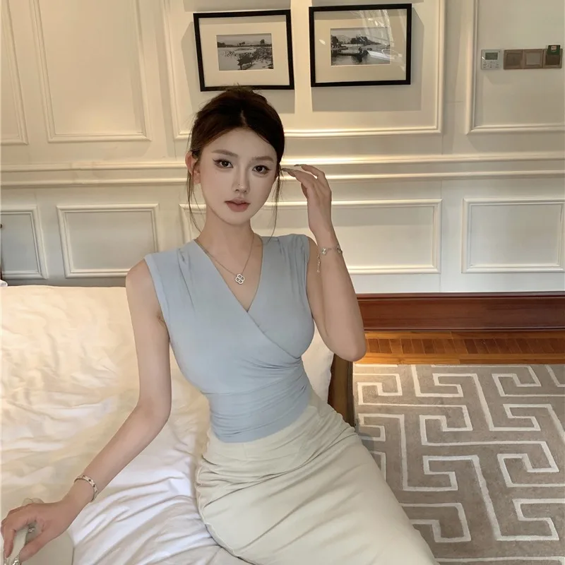 

Летний комплект 2026: Модный вязаный топ с V-образным вырезом и короткая юбка-миди в гонконгском стиле для женщин, приятный к телу, облегающий, из двух предметов