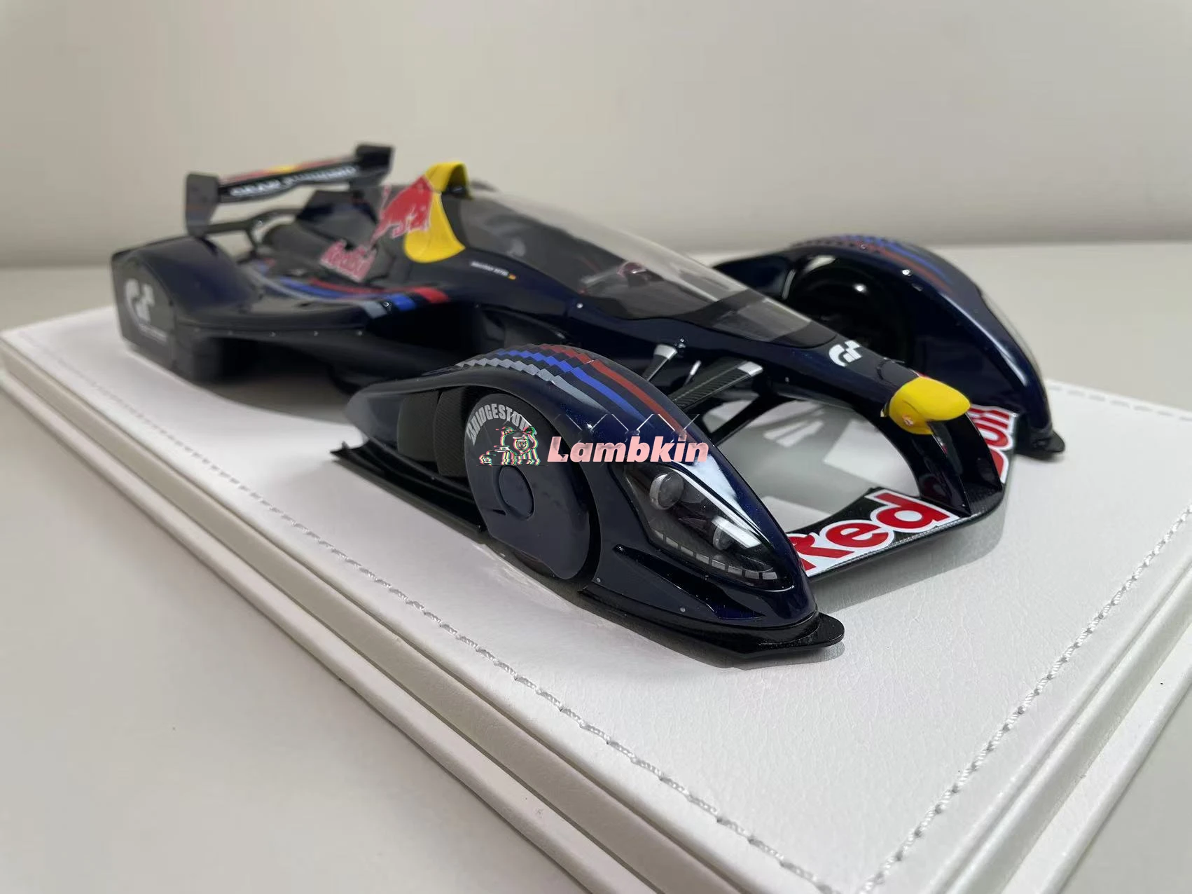 AUTOart 1/18 redbull GRAN TURISMO X2010 VETTEL قابلة للفتح هدايا عيد الميلاد القابلة للجمع الحلي نموذج سيارة