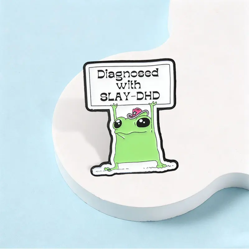 Diagnose: SLAY-DHD, grüner Frosch mit Textaufschrift, Emaille-Abzeichen, humorvolles Zitat, Anstecknadel, Brosche, einzigartiges Accessoire als Geschenk für Freunde. – Detail 5