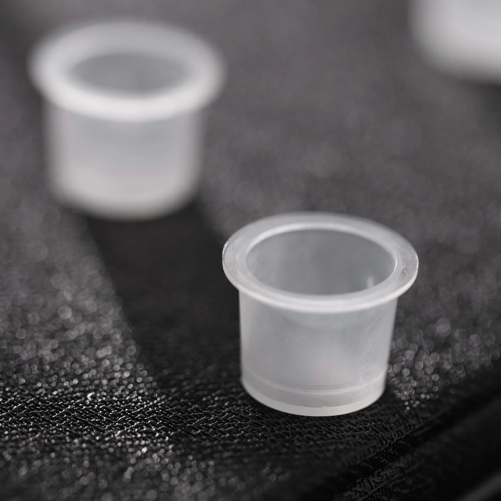 

100 шт. пигментные чашки, защищенные от разливов пластиковые контейнеры для чернил для художников, профессионалов, любителей, легко чистящиеся татуировки