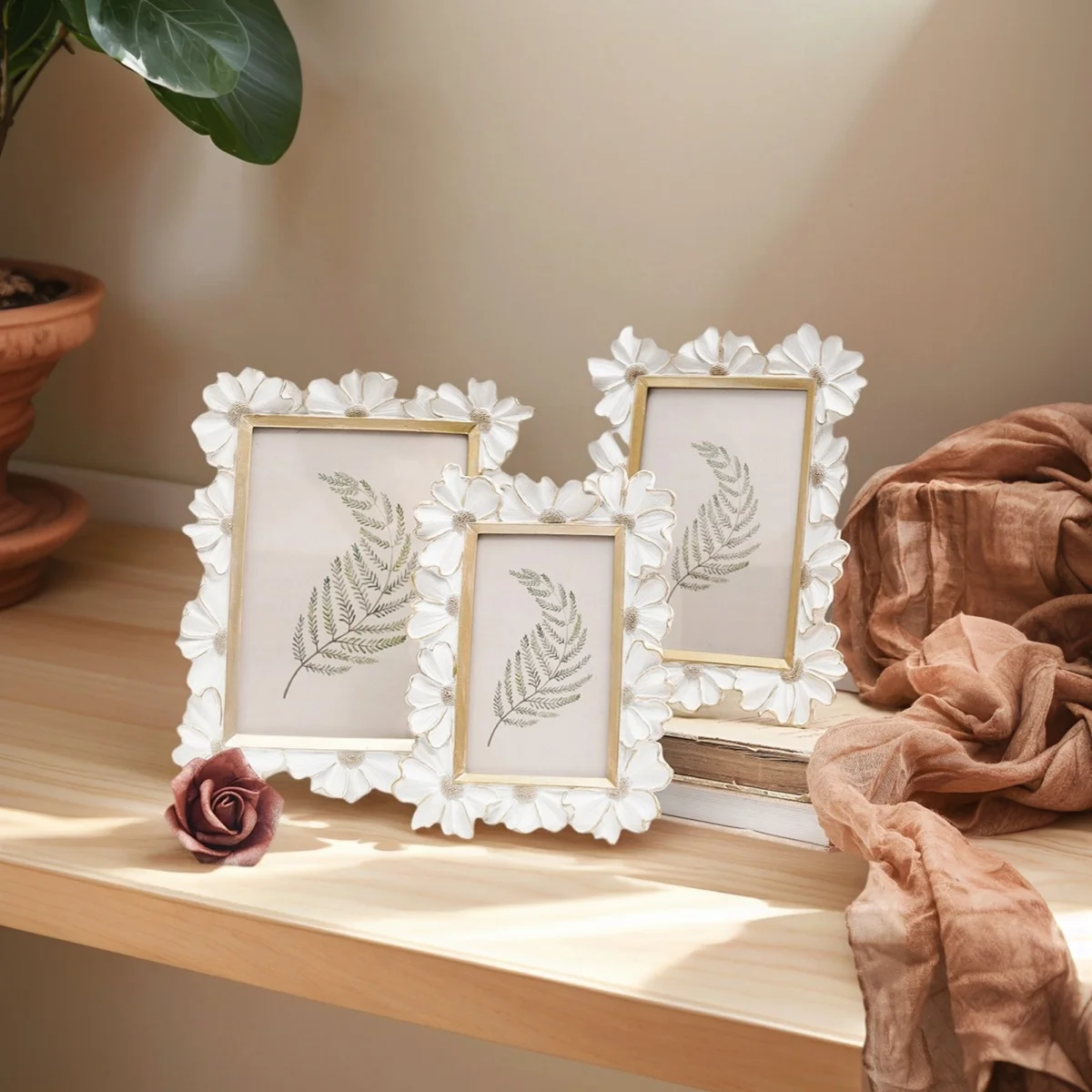 �y�Z�[�����z1PC�A�����f�ށA�z���C�g�S�[���h�G�b�W���̃f�C�W�[�t�����[�p�^�[�������t�H�g�t���[��