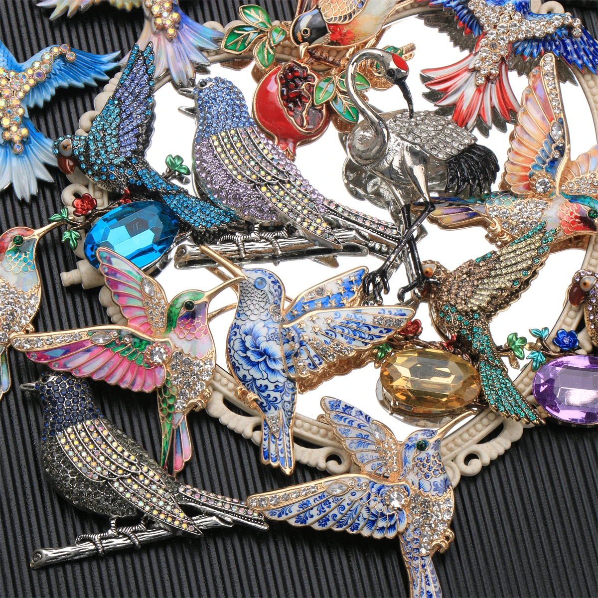 SKEDS Vintage Bird Brooches Luxury Designer Jewelry for Women Fashion Animal Hummingbird Corsage Crystal Pins Grande Broche