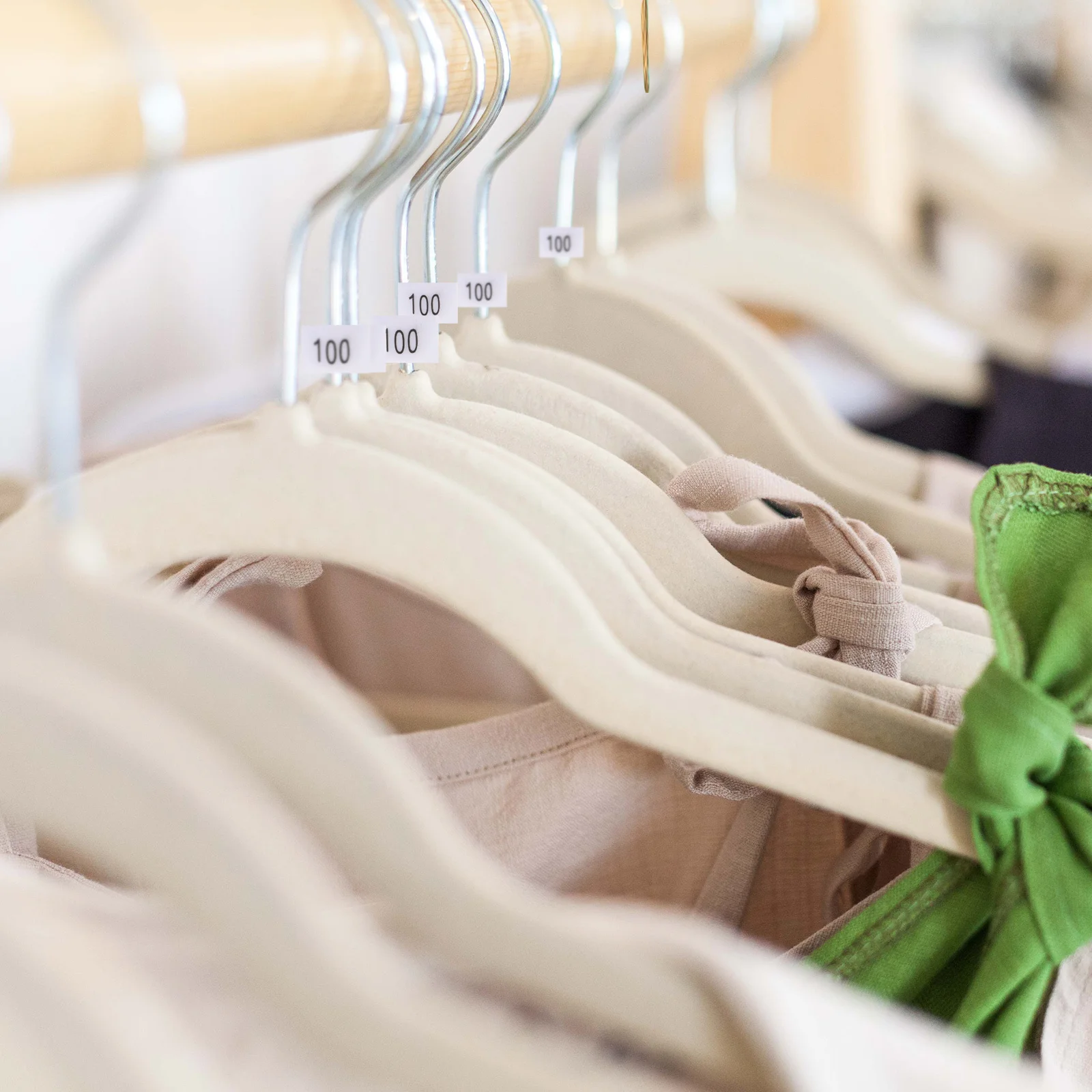 

100Pcs Clothes Hanger Size Markers Plastic Size Tag for Clothing Number Tags Organizing Shop Garment Sorting Display Tool