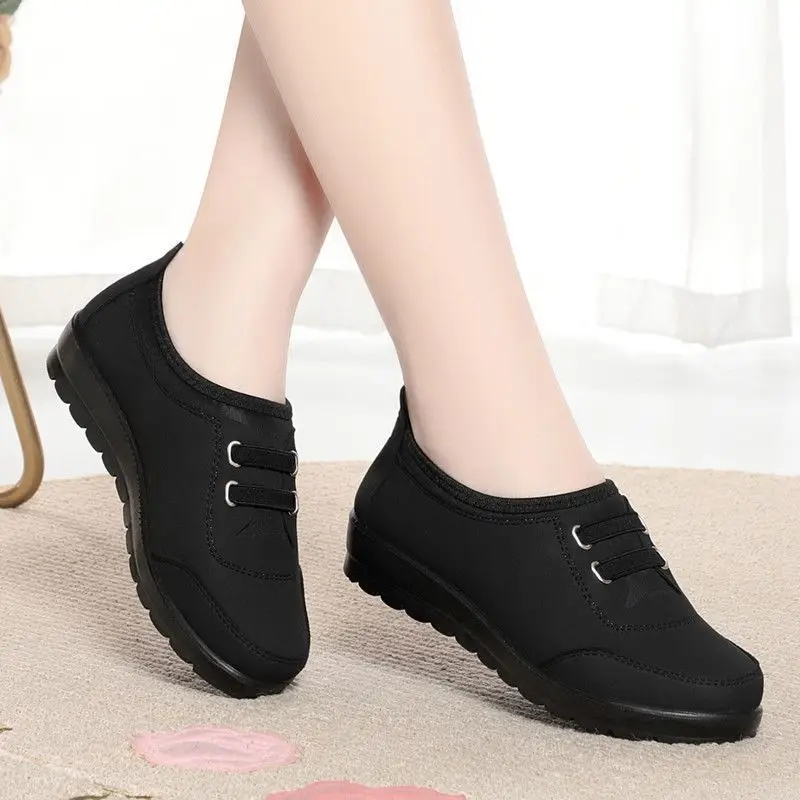 Damen-Schuhe aus Canvas mit weicher Sohle, zum Hineinschlüpfen, rutschfest, flache Laufschuhe für ältere Damen, atmungsaktiv, bequem, lässige Slipper. – Detail 13