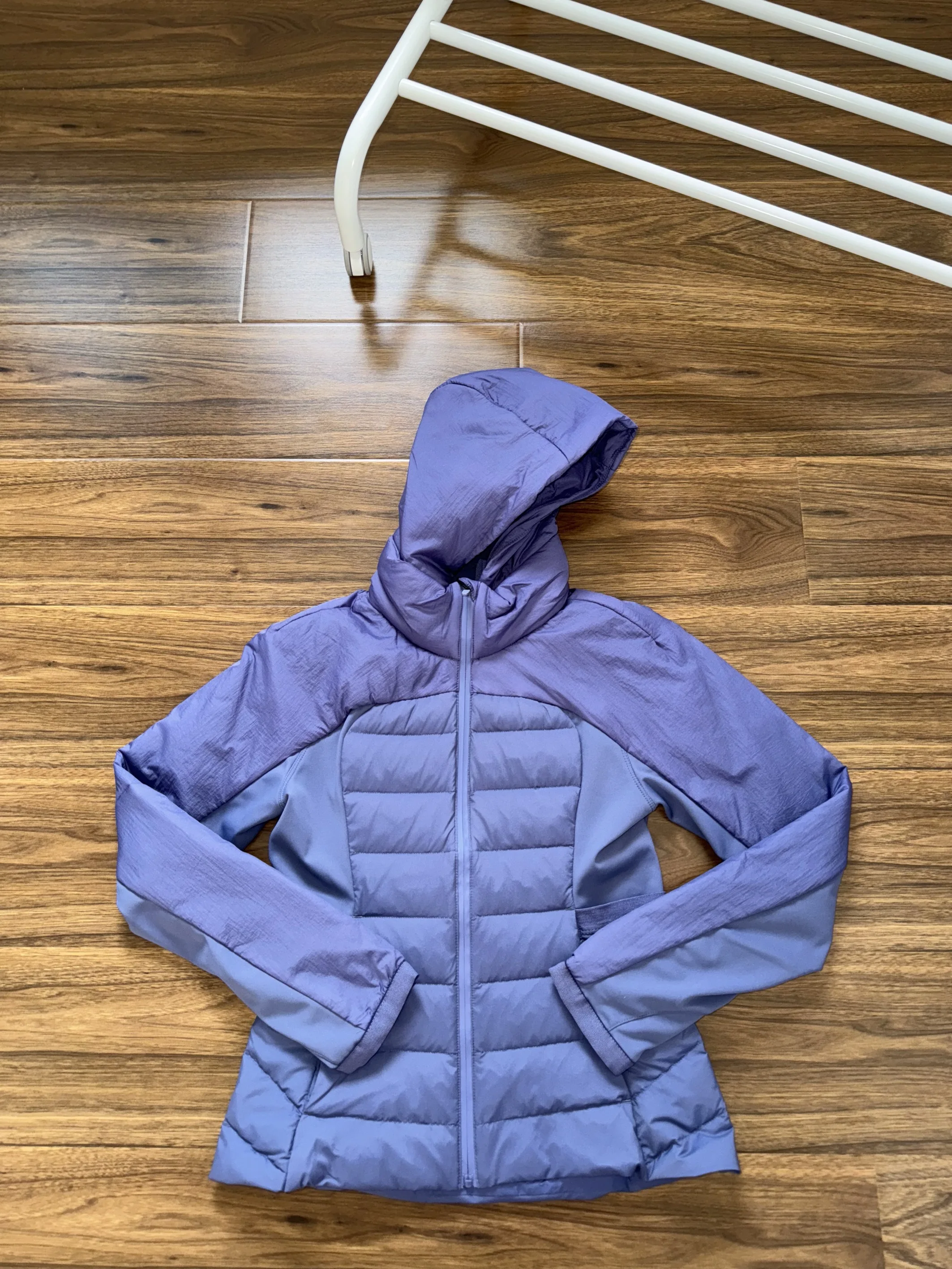 سترة نسائية حرارية خفيفة الوزن مع غطاء للرأس بقصة ضيقة للياقة البدنية واليوجا والجري والأنشطة الخارجية معزولة للرياح