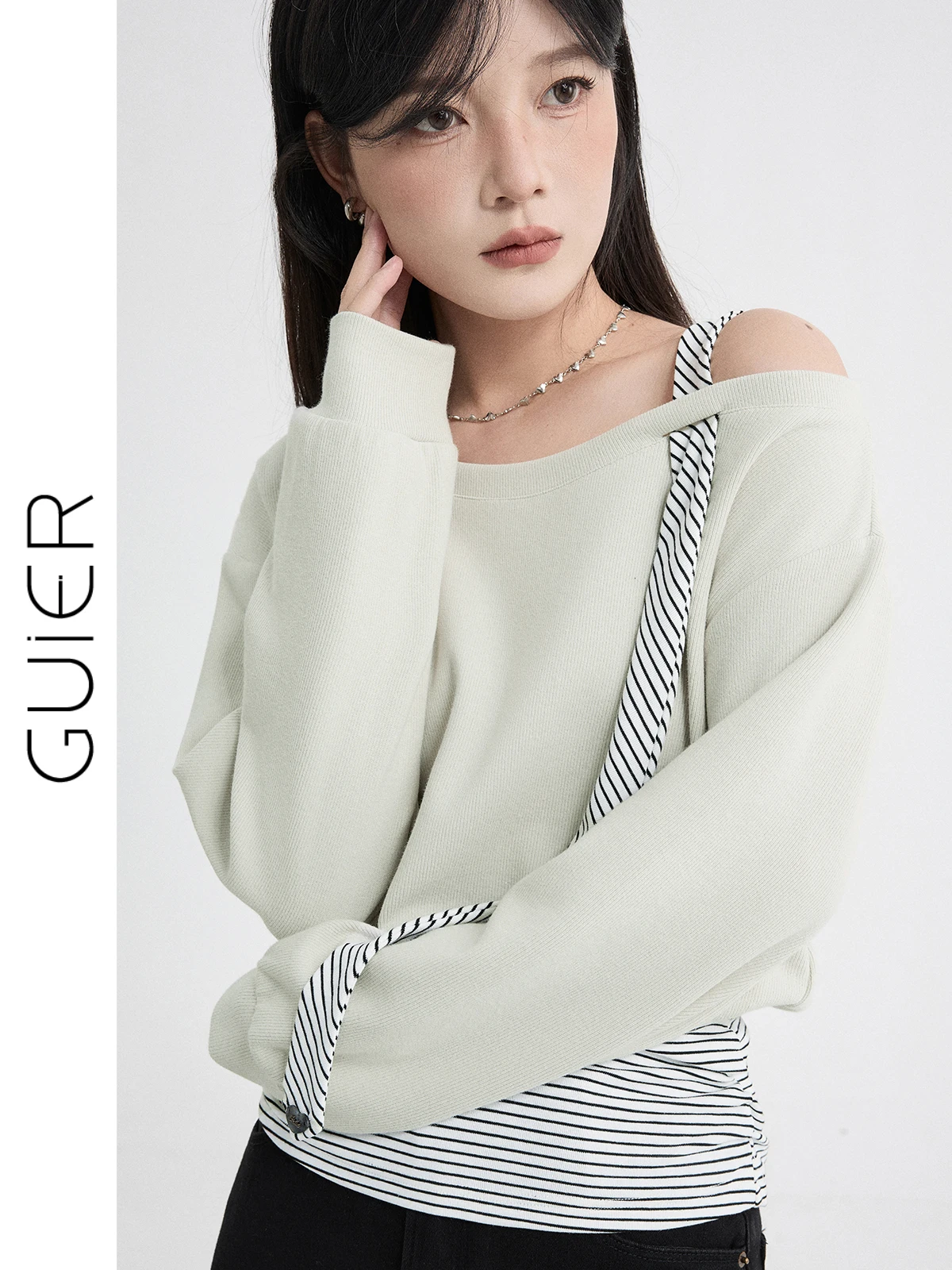 

Повседневная женская футболка с открытыми плечами и длинным рукавом, весенняя новинка, в полоску, с комбинированными вставками, универсальная, свободного кроя, стандартная версия, топ