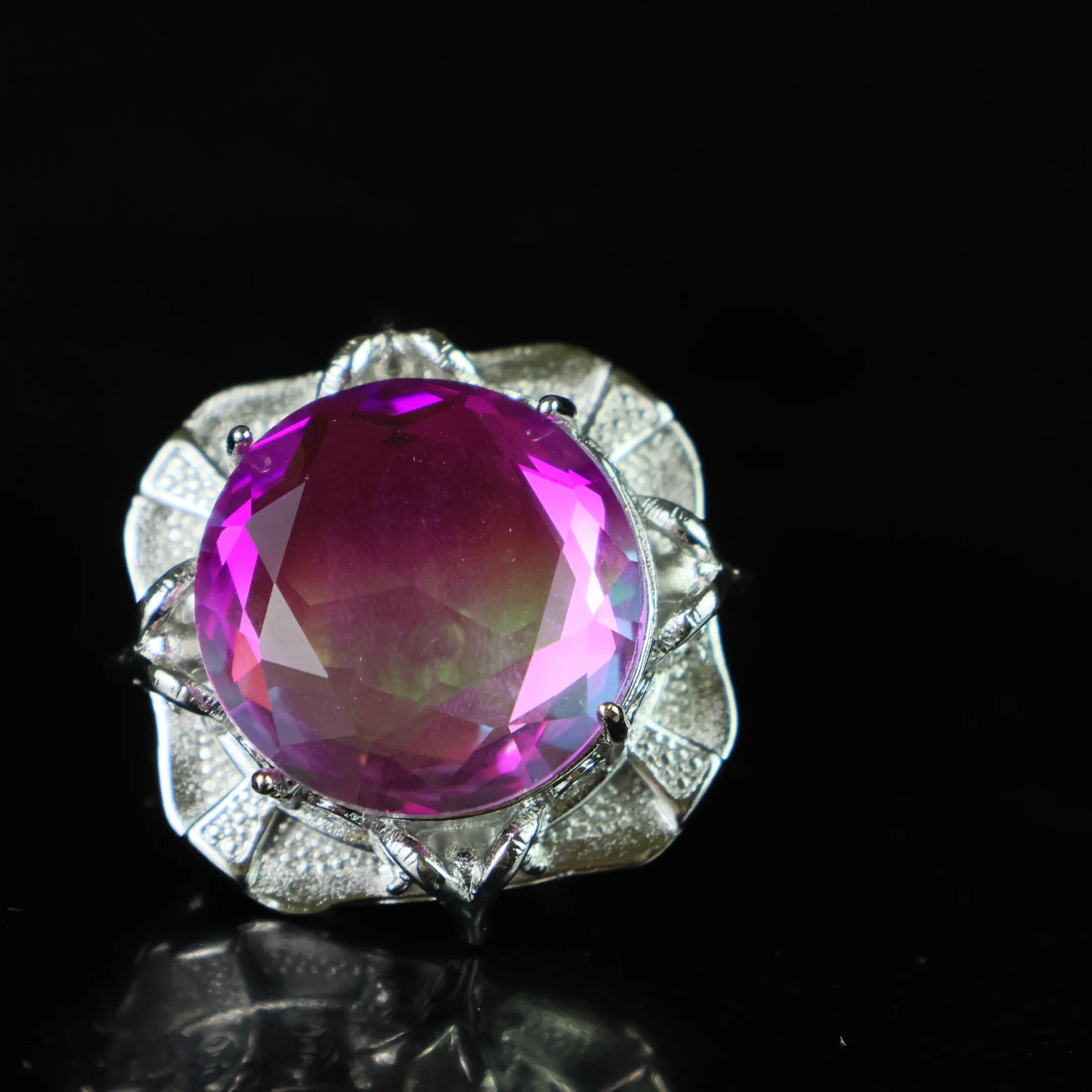 

Кольцо с круглым бриллиантом, выращенным в лаборатории, 5,0 карата, прошедшее проверку VVS1/D/Excellent, с четырьмя крапанами.