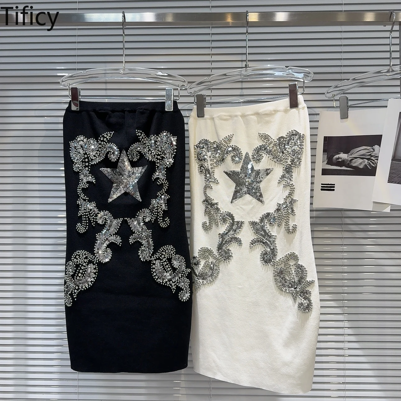 

Online celebrity with the same 2024 summer new sexy celebrity one-shoulder sequined embroidery pattern knitted tube top dress.