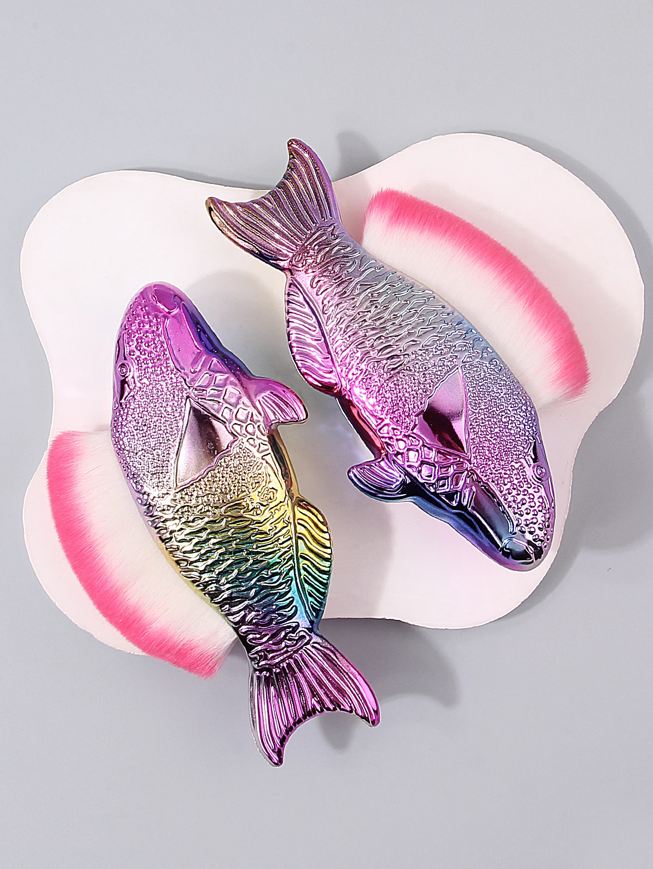2PCS Colorful Electroplated fish-shaped makeup brush, Soft Bristle Foundation Brush, Loose Powder Blush Brush (Random color)