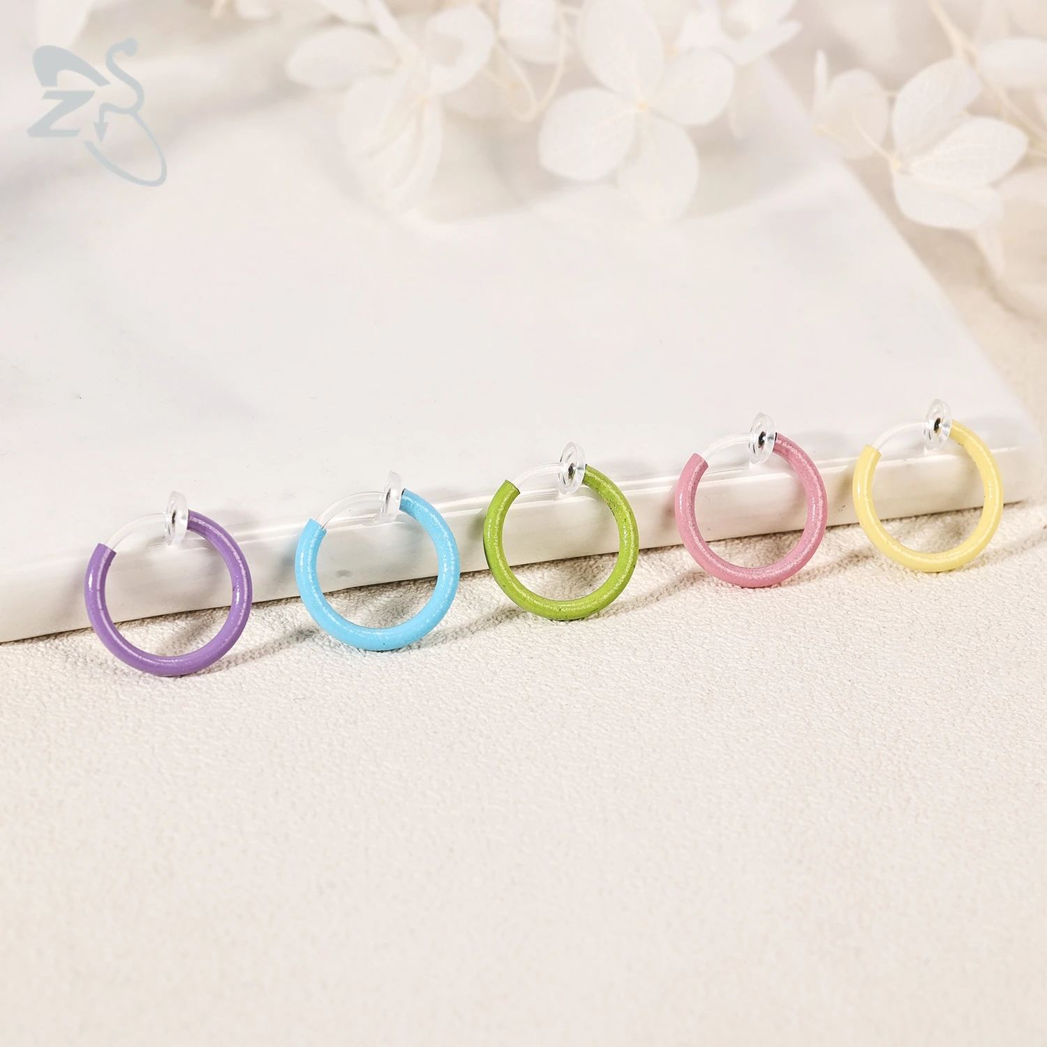 ZS 1 Piece Colorful Acrylic Hoop Ear Clicker For Women Girl Glow In Dark Ear Clip Round No Pierced Helix Cartilage Piercing 10MM