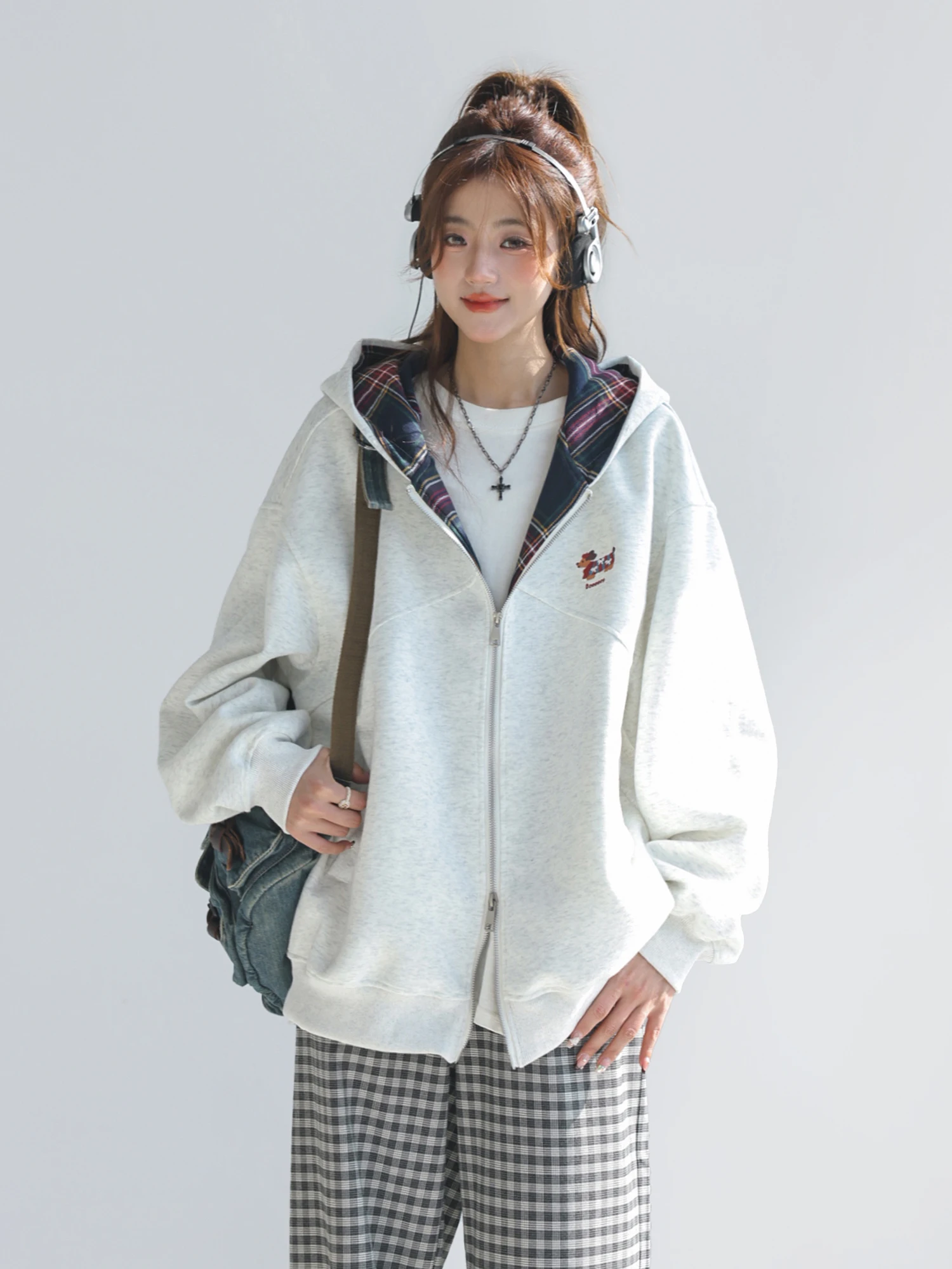 เสื้อแจ็คเก็ตพิมพ์ลายผู้หญิงสไตล์ซับคัลเจอร์ พร้อมฮู้ดบุซับใน ดีไซน์ทันสมัยสไตล์อเมริกัน แฟชั่น Y2K เสื้อโค้ทแนวสตรีทอเมริกันย้อนยุค