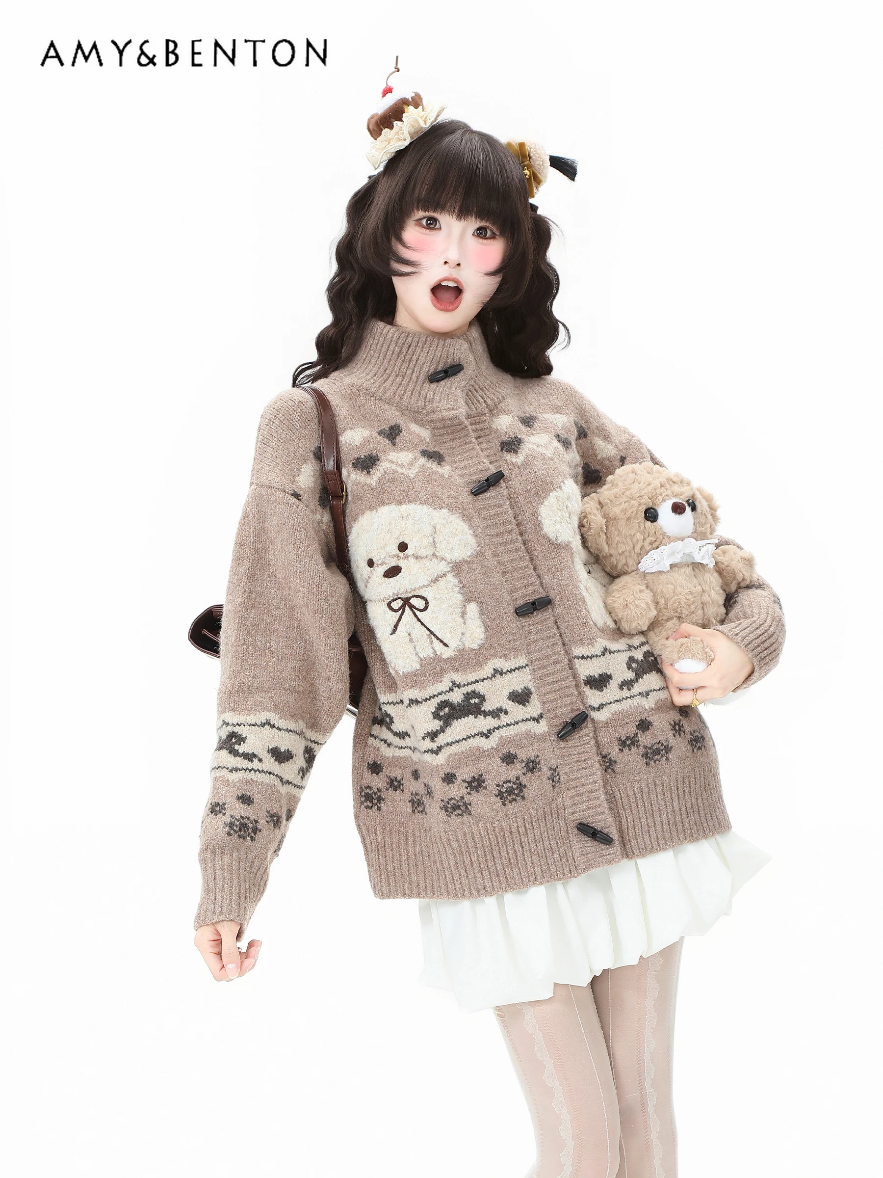 

Осень-зима 2022, новый женский жаккардовый кардиган с роговой пуговицей для маленьких собак, кофейно-серый, свободный вязаный кардиган с воротником-стойкой, белая короткая юбка