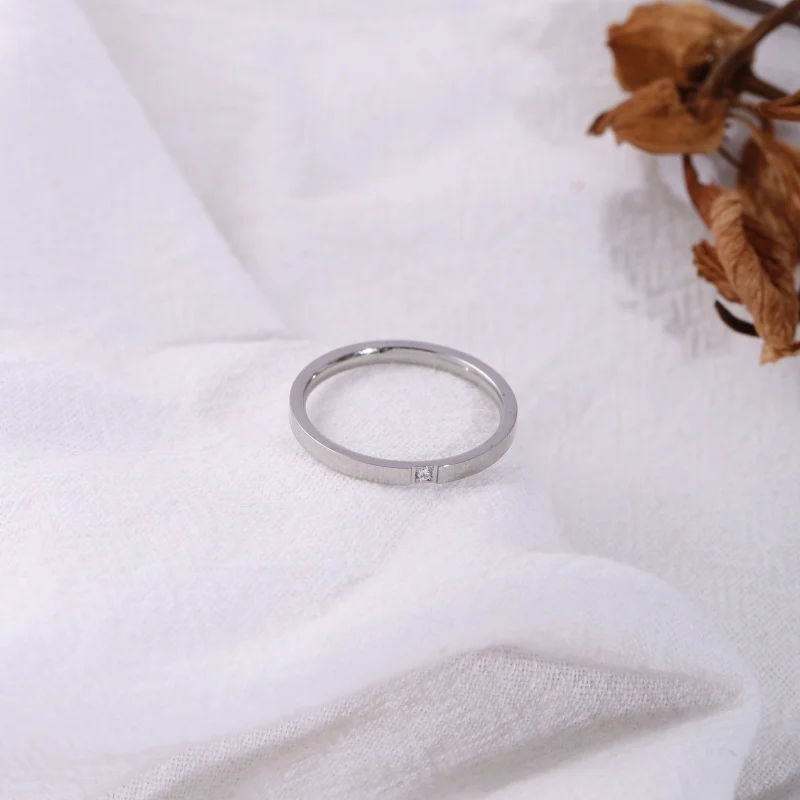 1 Piece of Stainless Steel Fine Ring with a Single Small Rhinestone, a Gentle and Elegant Hand Accessory for Women's Daily Wear, a Romantic and Meaningful Gift for Expressing Love, a Small Gift for Commemorating Love, Suitable for Wearing in Multiple Occasions Such as Shopping, Dating, Commuting, and Outings