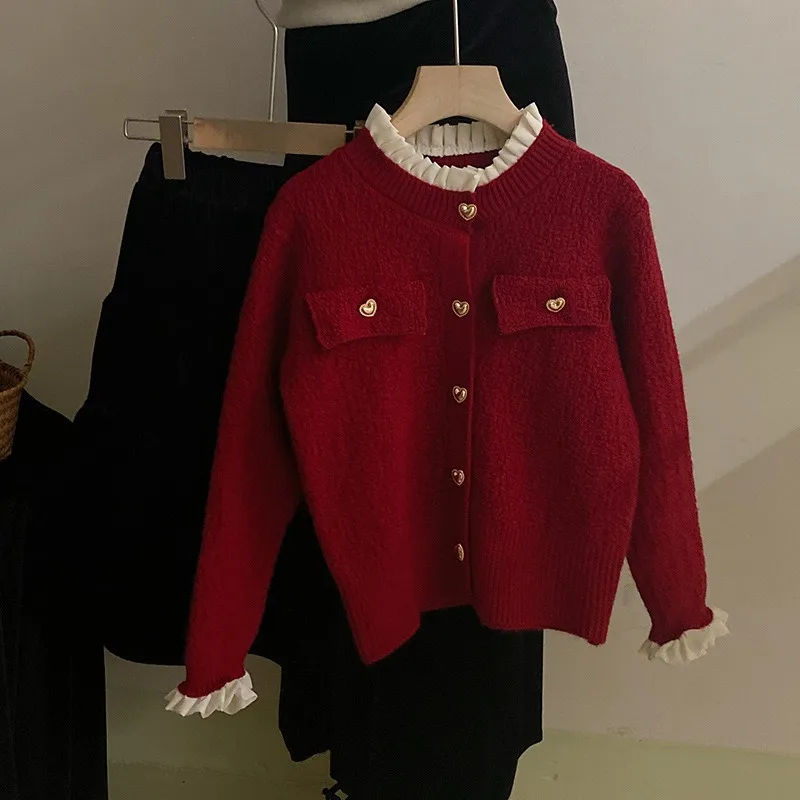 2024 New Girls Spring Autumn Red Top Knit Coat One Piece Fashion Loose Soft Wooden Ear Edge Splicing Heart Buckle Oudoor